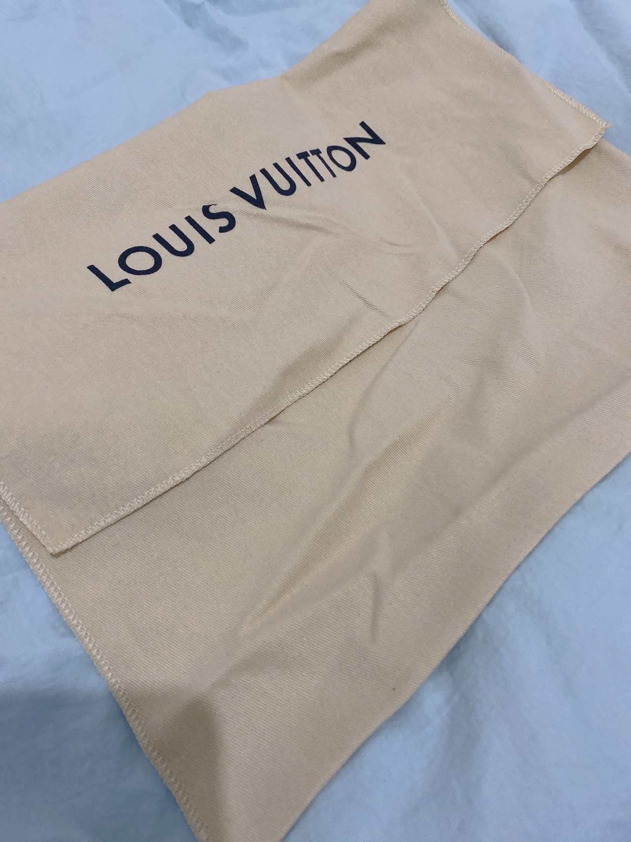 LV最新防塵袋，時(shí)尚界的秘密武器，保護你的珍貴物品不受塵埃侵擾??