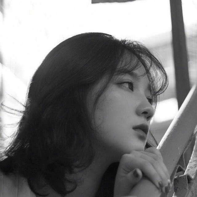 最新潮流前線(xiàn)，展現獨特個(gè)性的時(shí)尚風(fēng)采！