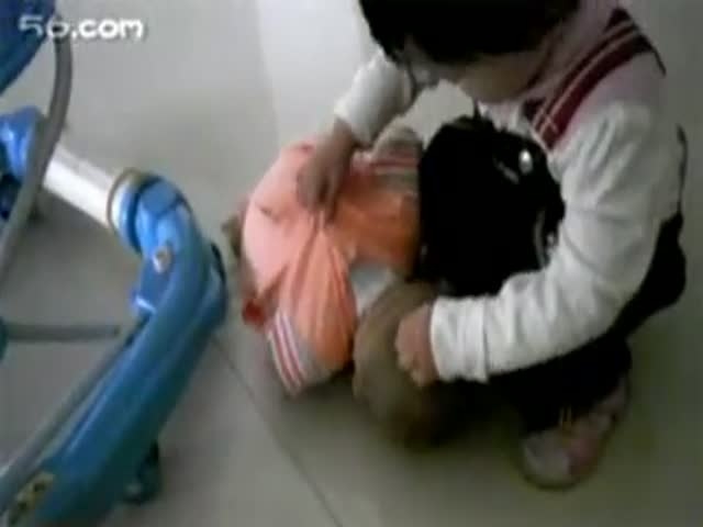 狂虐嬰兒視頻引發(fā)社會(huì )憤怒，道德和法律界限不可逾越