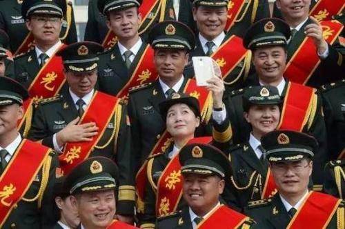 軍官轉業(yè)政策最新探索，小巷獨特風(fēng)味與轉業(yè)安置新動(dòng)向