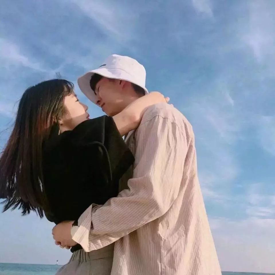 自然美景中的浪漫情侶頭像之旅，最新帥氣情侶頭像精選