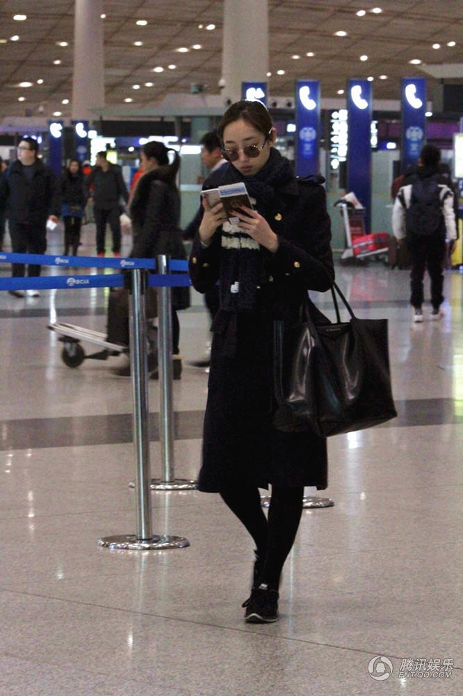 女星機場(chǎng)最新照片，星光下的溫馨相遇