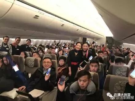 藍航空姐王靜新篇章，翱翔天際的溫暖使者，展現職業(yè)風(fēng)采與愛(ài)心傳遞