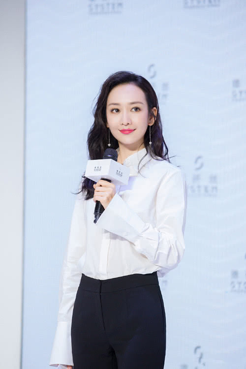 王鷗明星大偵探造型，自然美景中的心靈探索之旅